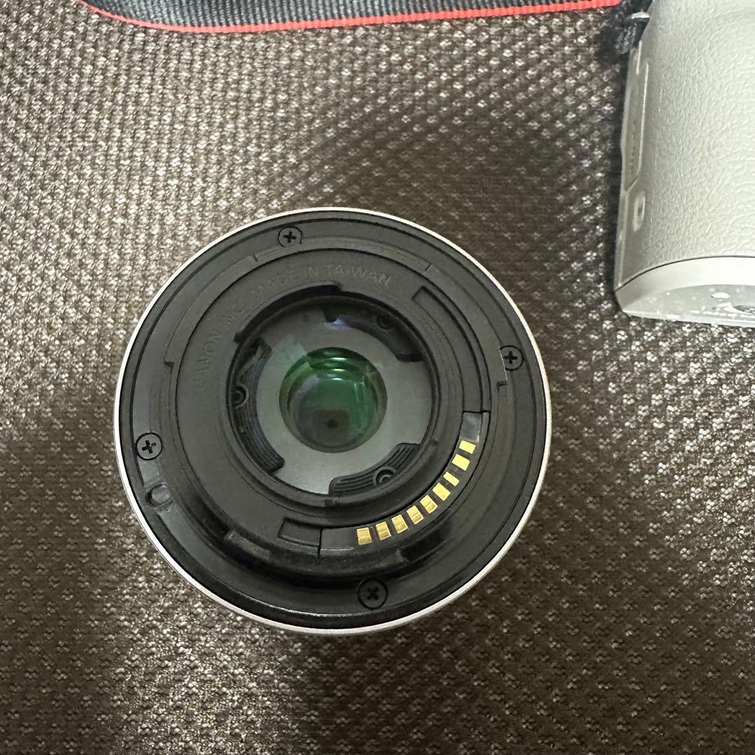 匿名配送】Canon EOS Kiss M ホワイト 15-45mmレンズの通販