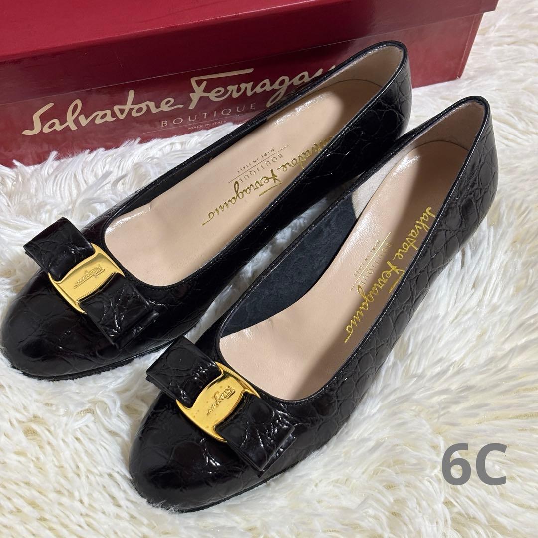 【美品】フェラガモ パンプス　ヴァラ　リボン　型押し　黒　6C 美品 フェラガモ ヴァラ リボン パンプス 黒 イタリア製 レザー