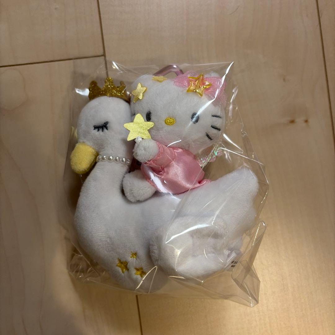 ハローキティ 白鳥 ぬいぐるみキーホルダー - メルカリ