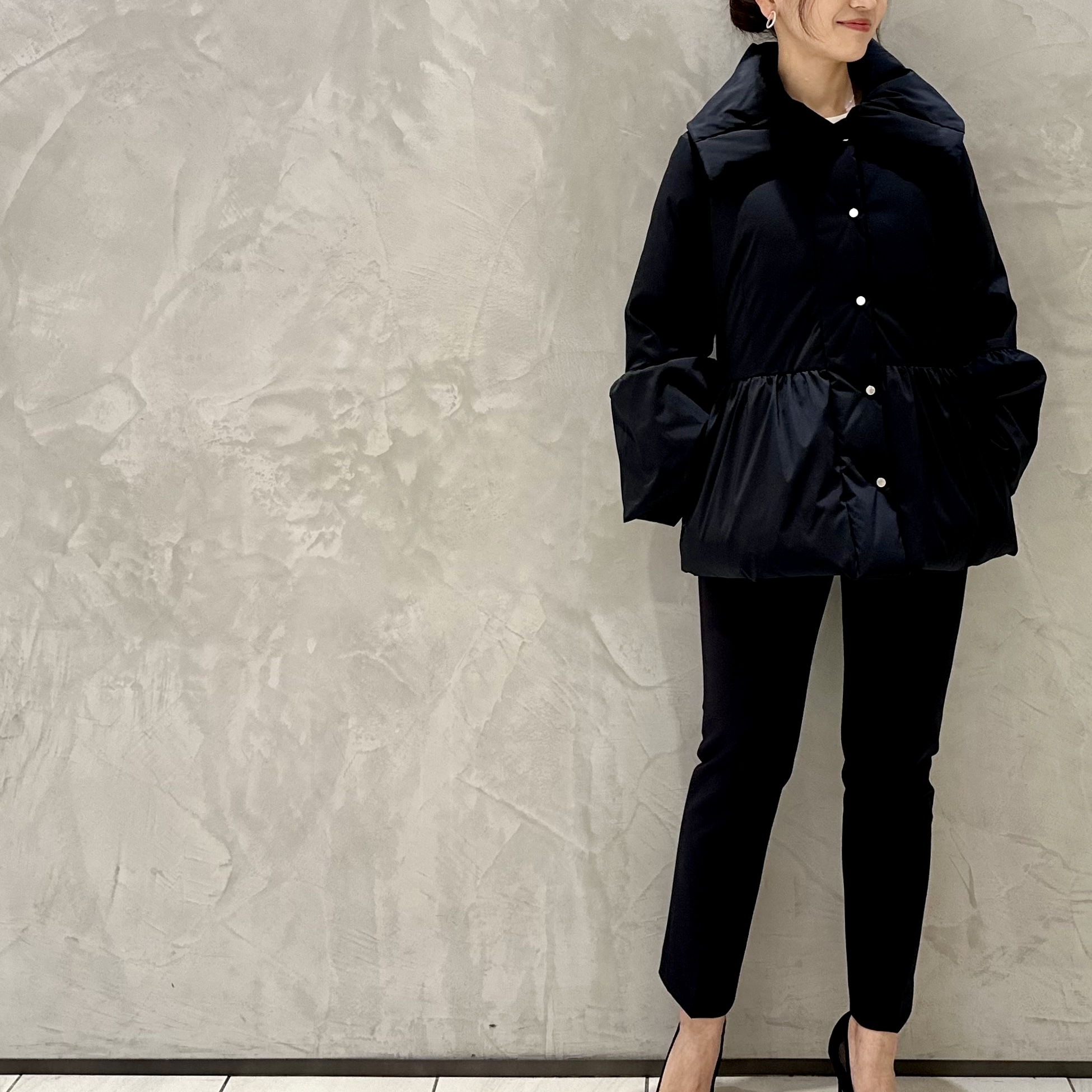 新作ダウンコートは、ショールカラーとペプラムシルエットがベスト