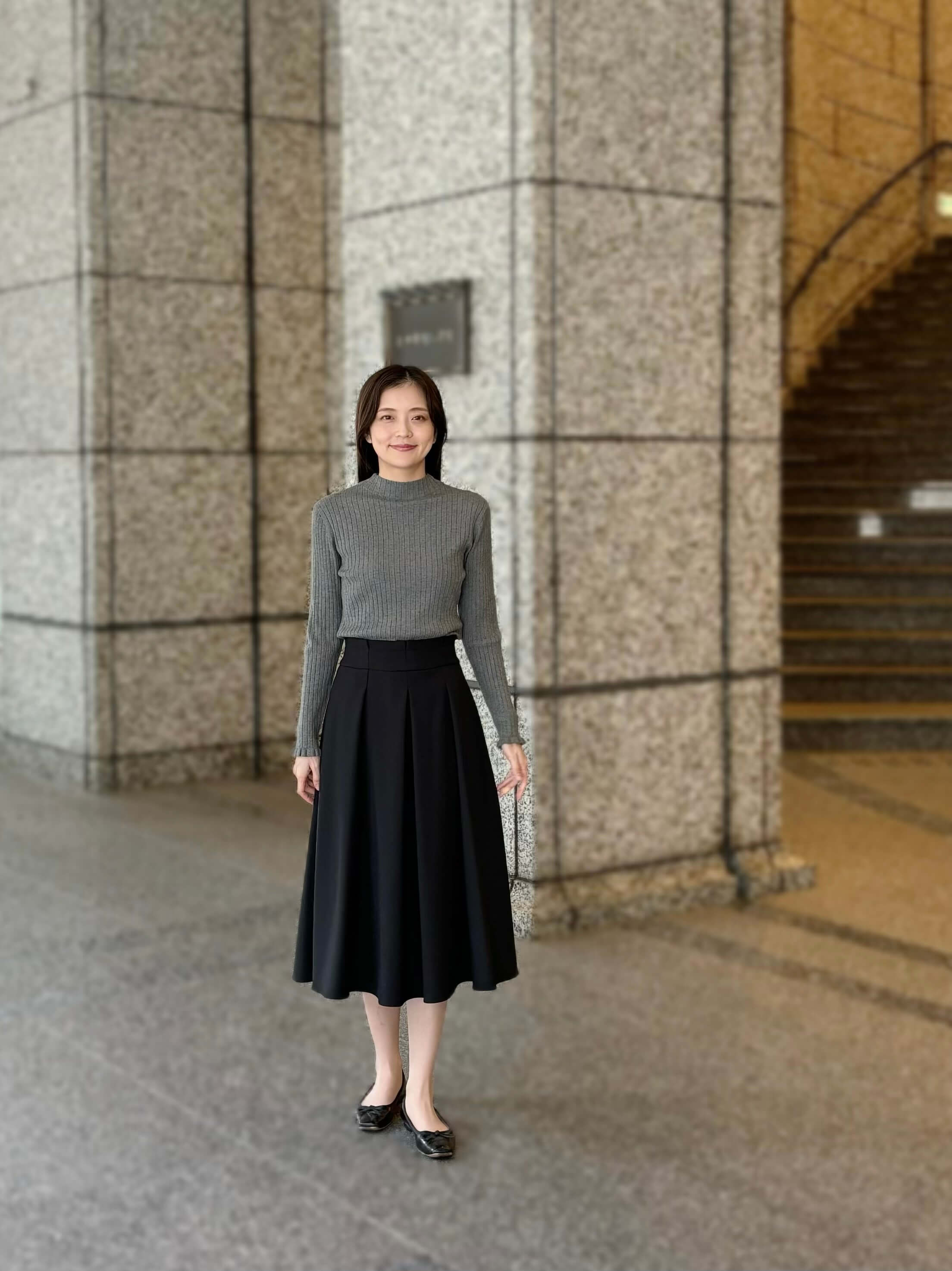 美シルエットが魅力！タックデザインフレアスカートの大人上品スタイル