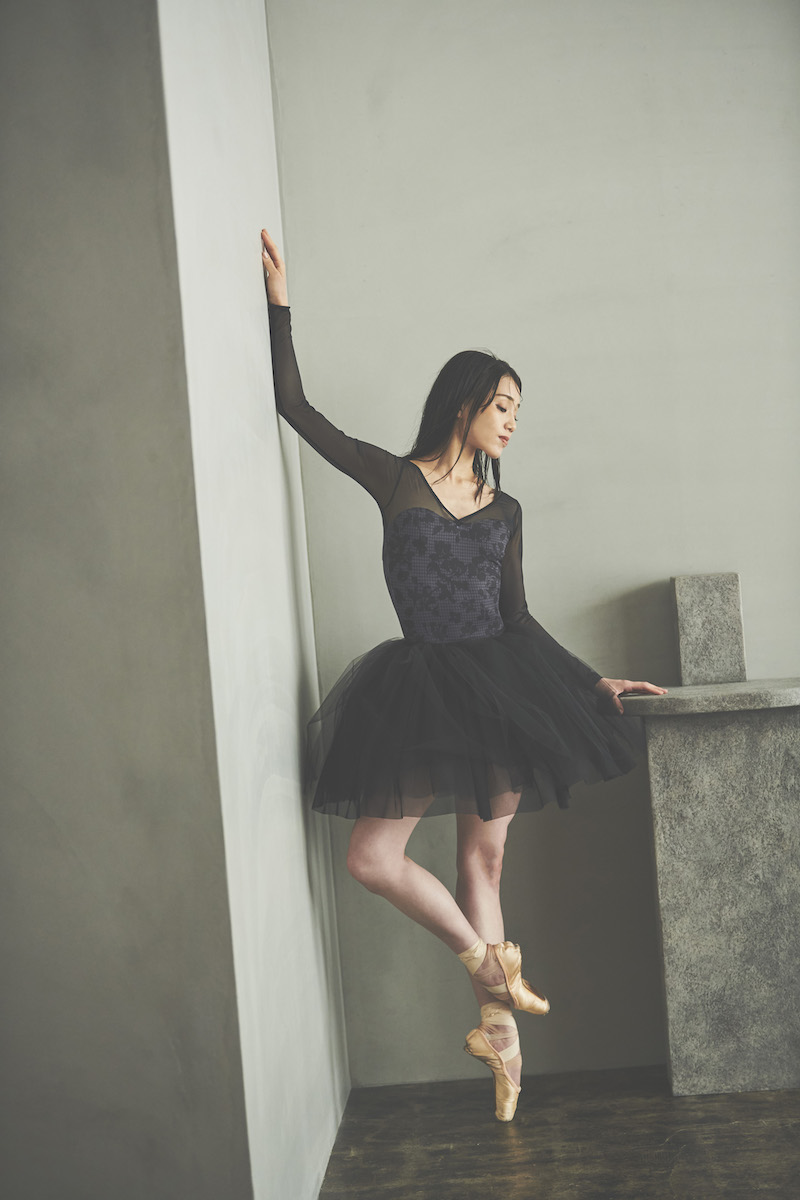 stina / type V lucky / essential black