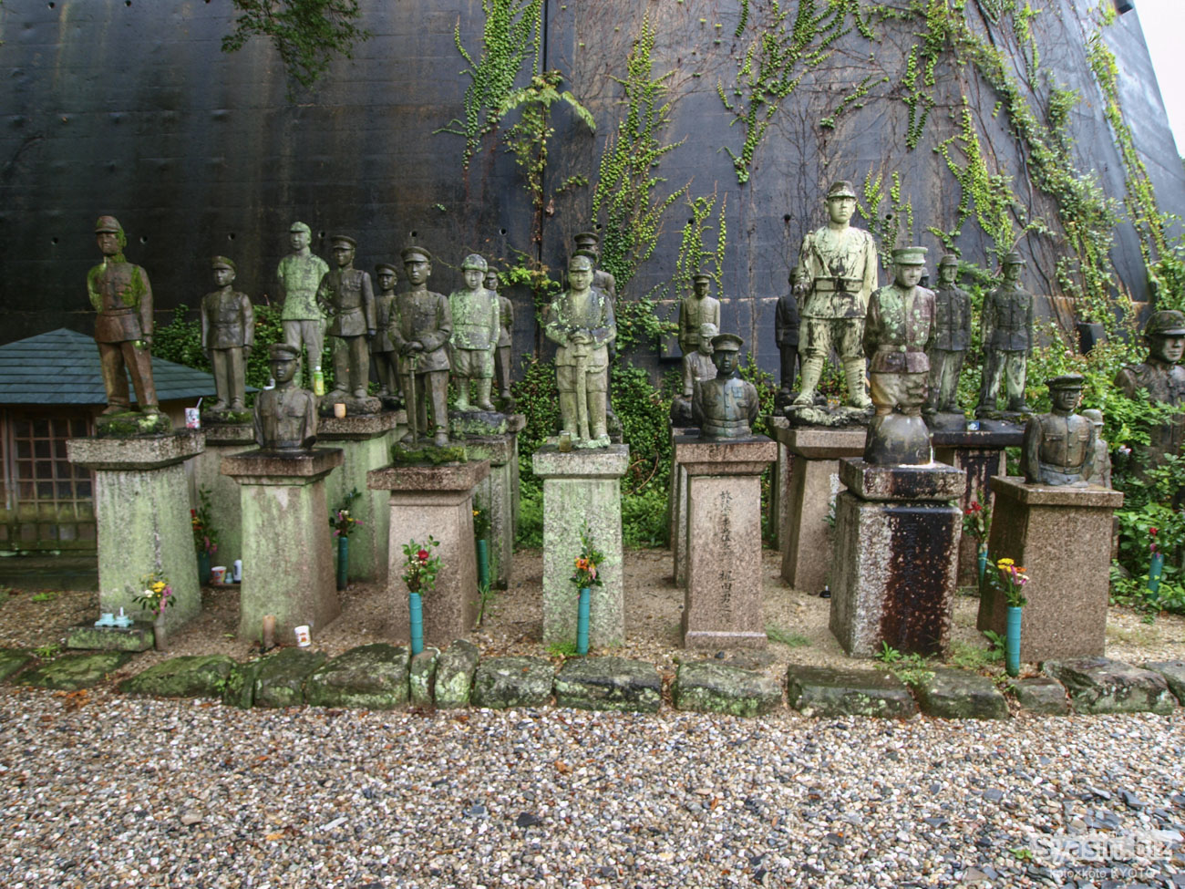 凛とした表情のリアル軍人像が立ち並ぶ中之院［愛知・知多］ – 山と終末旅